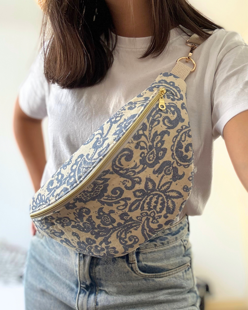 Sac banane motif fleurs indiennes bleues