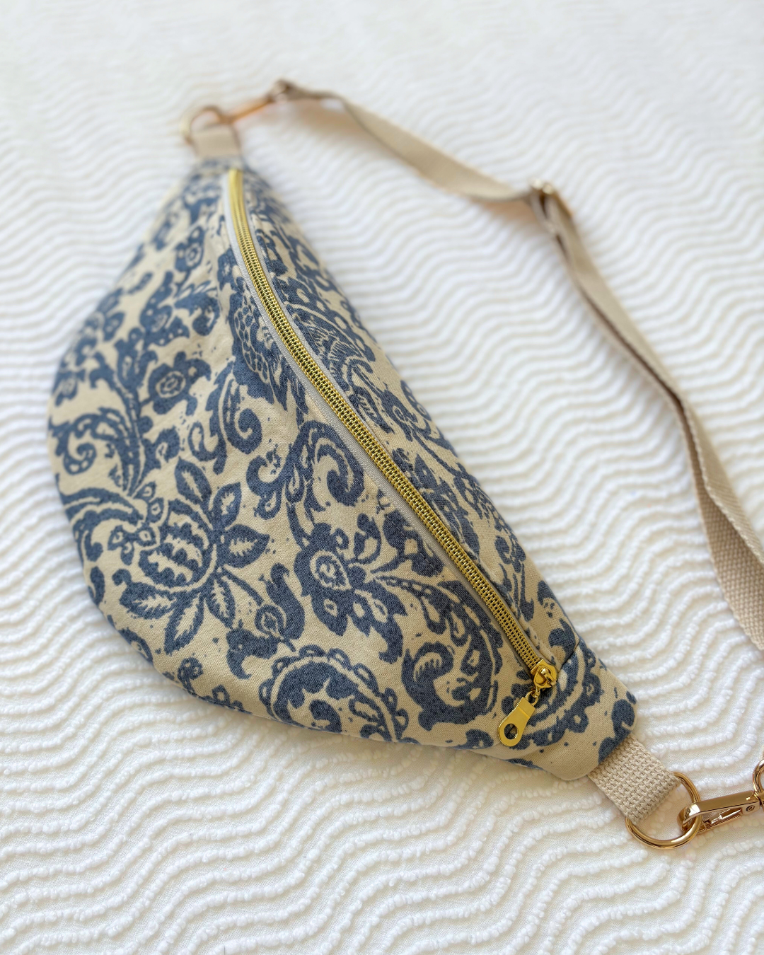 Sac banane motif fleurs indiennes bleues