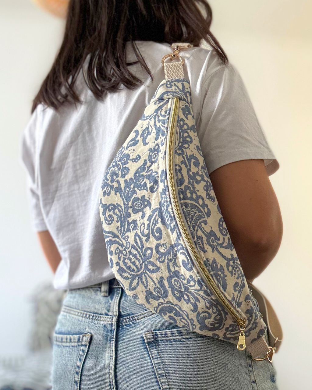 Sac banane motif fleurs indiennes bleues