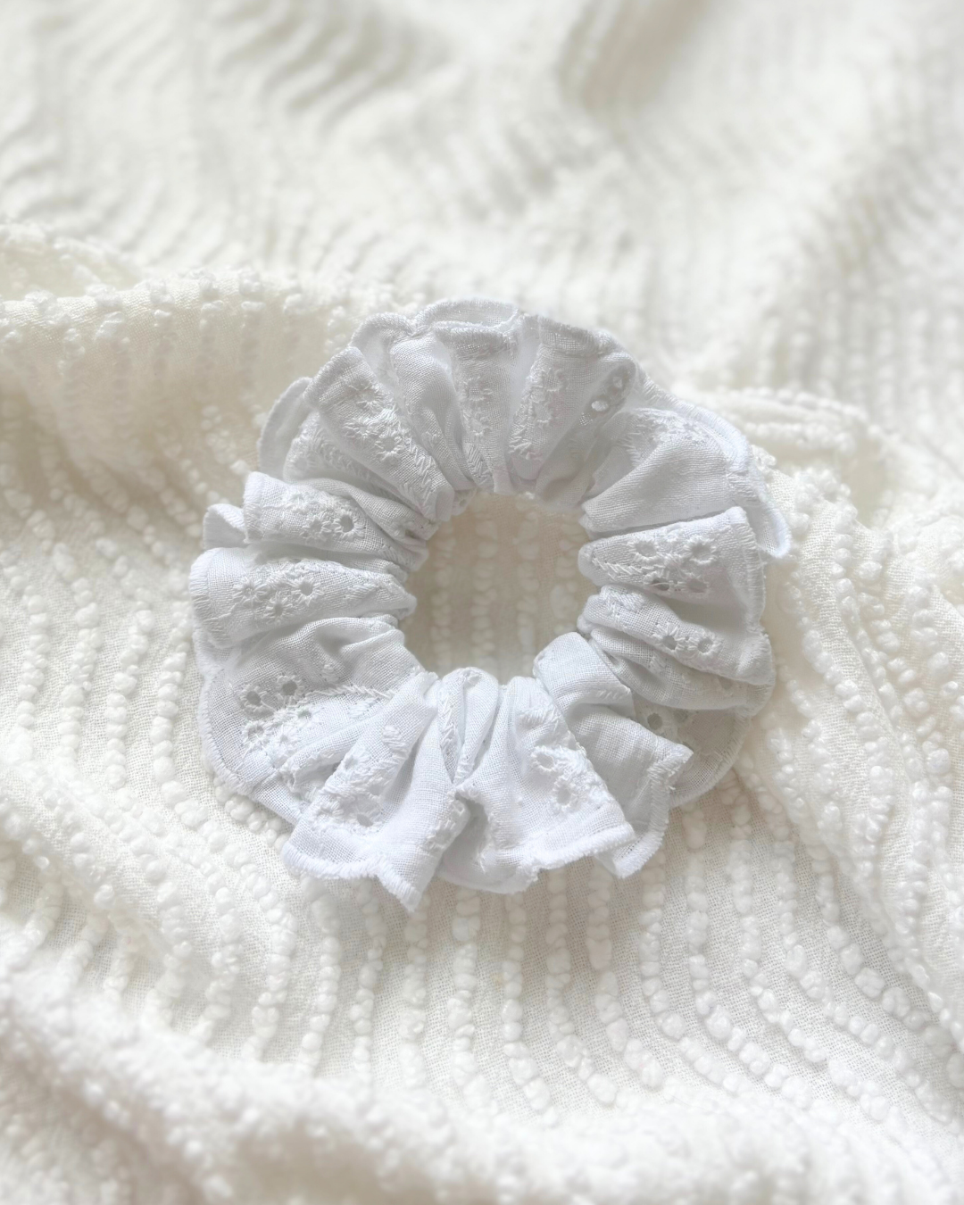 Chouchou broderie anglaise