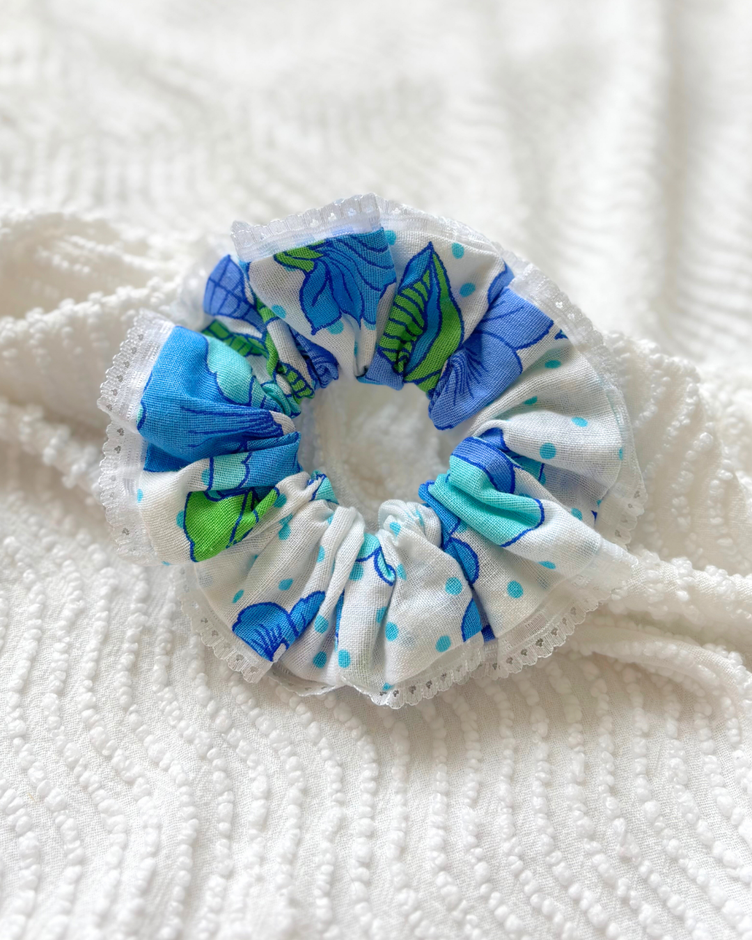 Chouchou dentelle vintage fleurs bleu