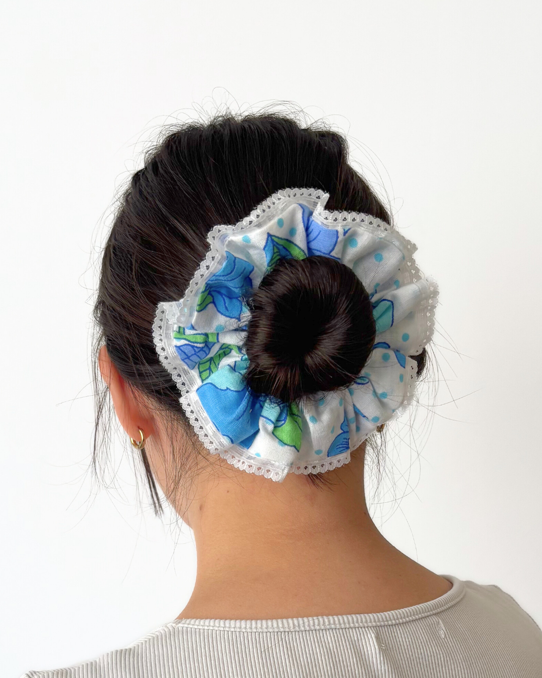 Chouchou dentelle vintage fleurs bleu