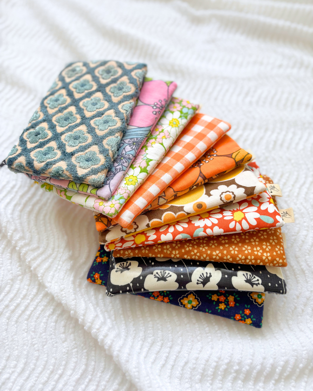 Pochette zip fleurs velours bleu