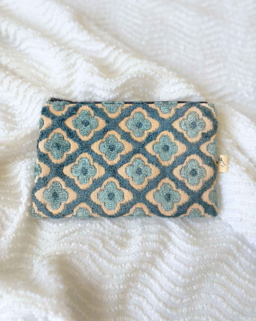 Pochette zip fleurs velours bleu