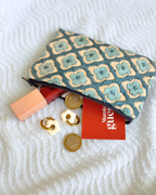 Pochette zip fleurs velours bleu