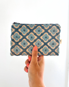 Pochette zip fleurs velours bleu