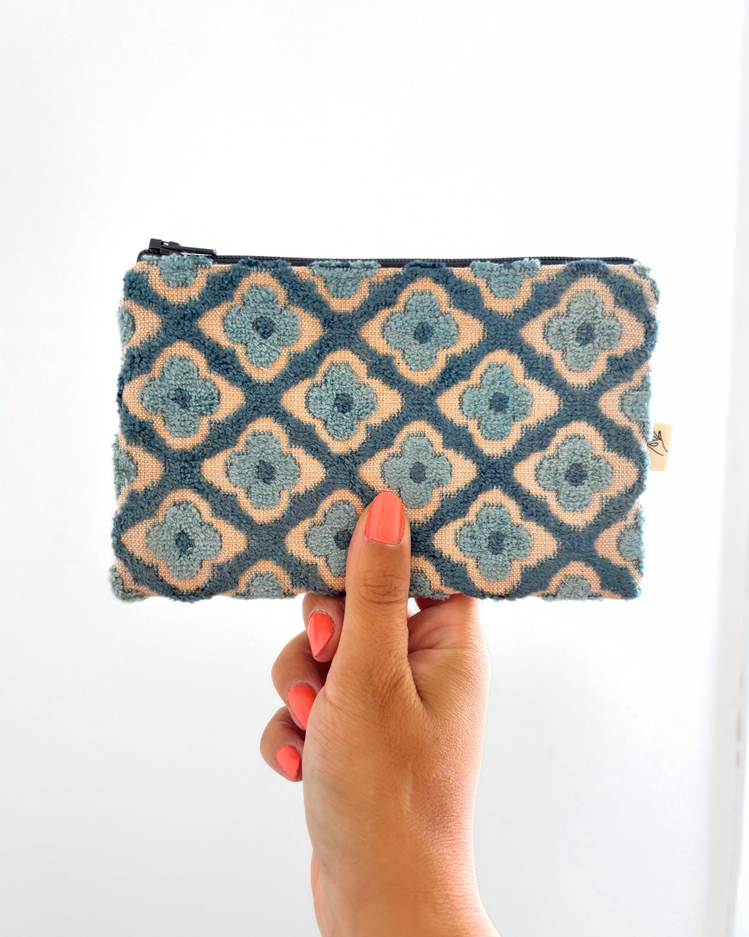 Pochette zip fleurs velours bleu