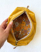 Trousse velours jaune et fleurs vintage
